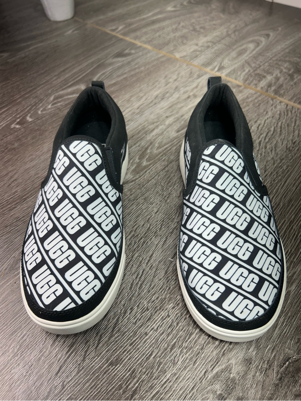 UGG kids caplan Black & White Logo Slip-On Sneakers